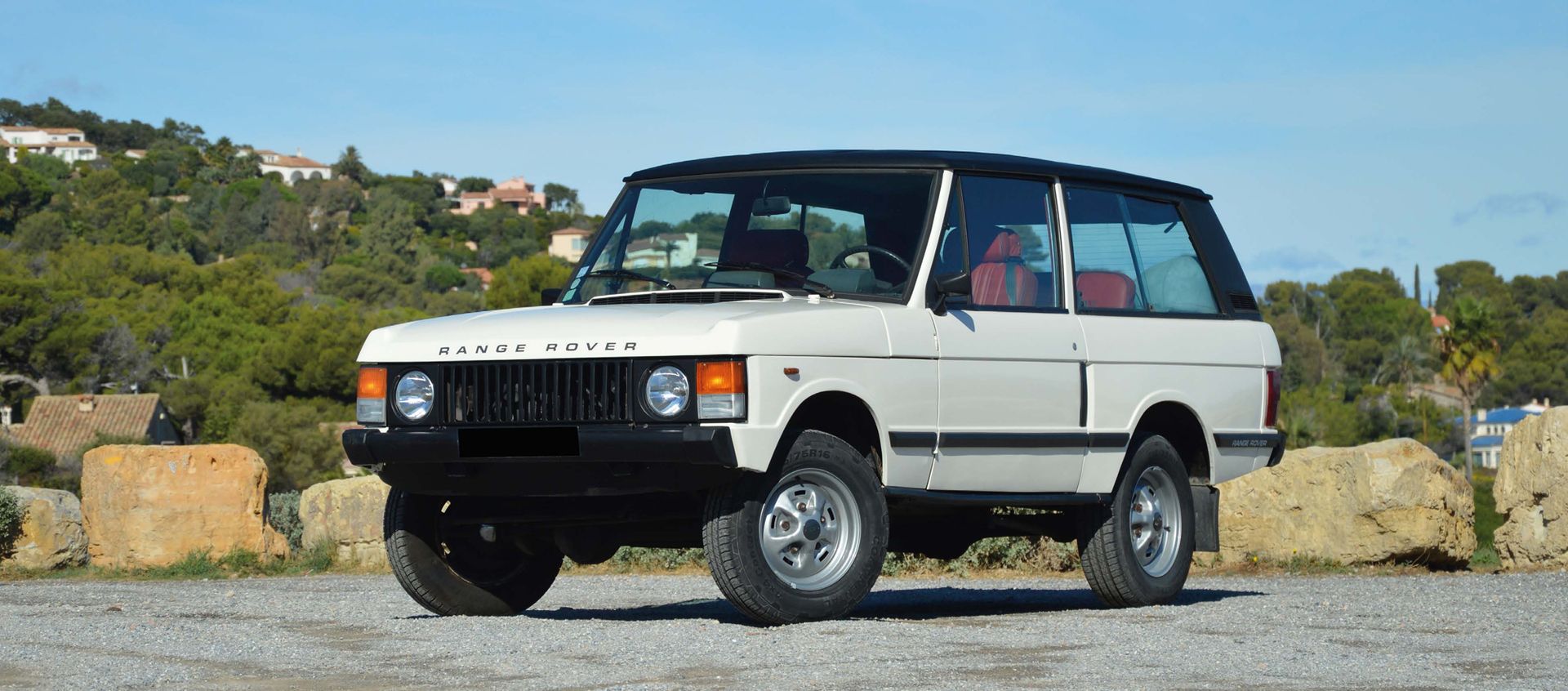 1982 RANGE ROVER 3.5 V8 
Nice configuration

Mechanical gearbox

Registered as a&hellip;