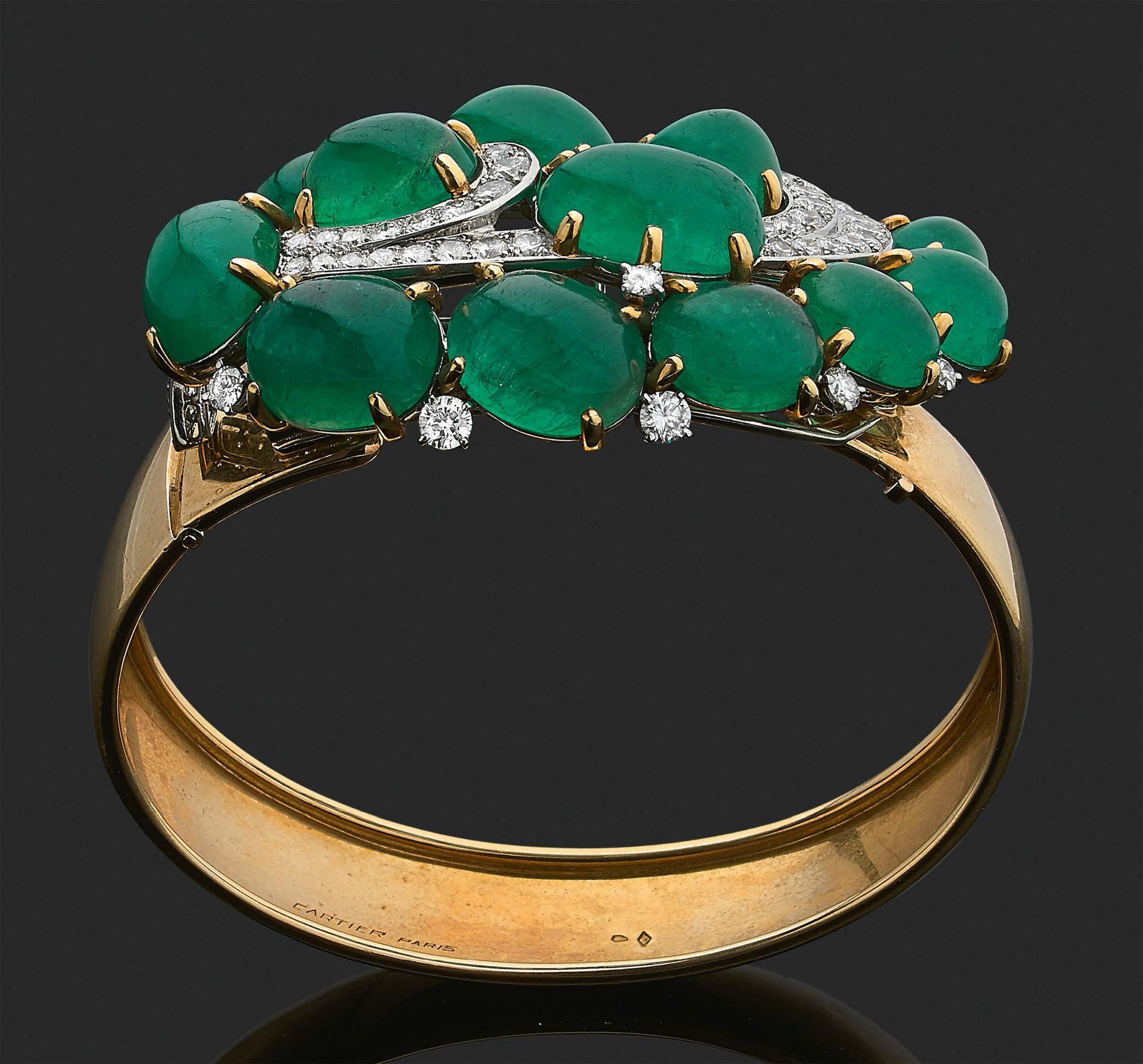 CARTIER 
Bracelet adorned with a large "Cashmere" design. Cabochon emeralds and &hellip;