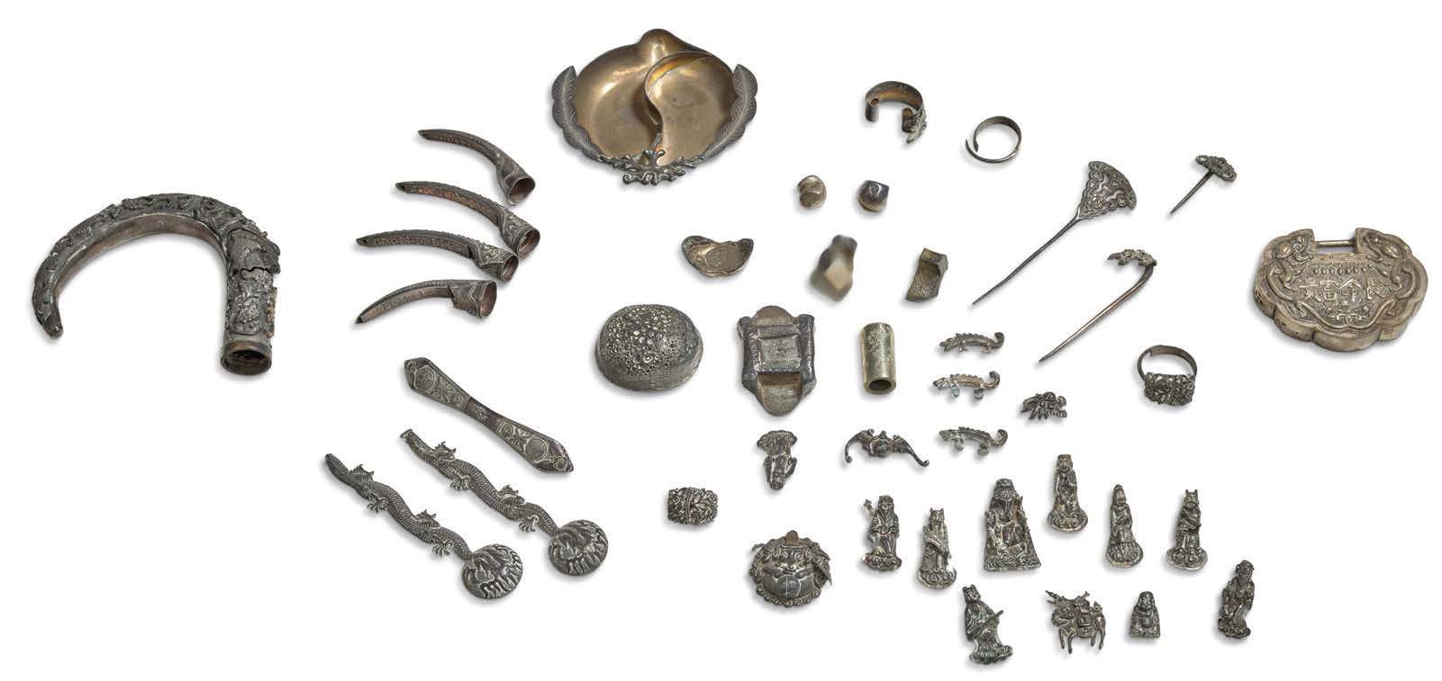 CHINE DU SUD - VIETNAM VERS 1900 Lot of small silver objects, including nails, a&hellip;