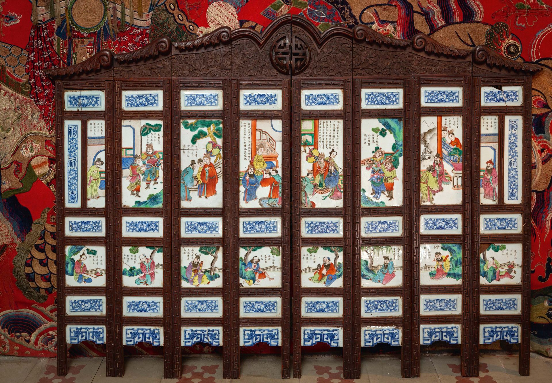 CHINE fin XIXe - début XXe siècle 
中国 十九世纪末-二十世纪初

八扇粉彩瓷板人物故事屏风