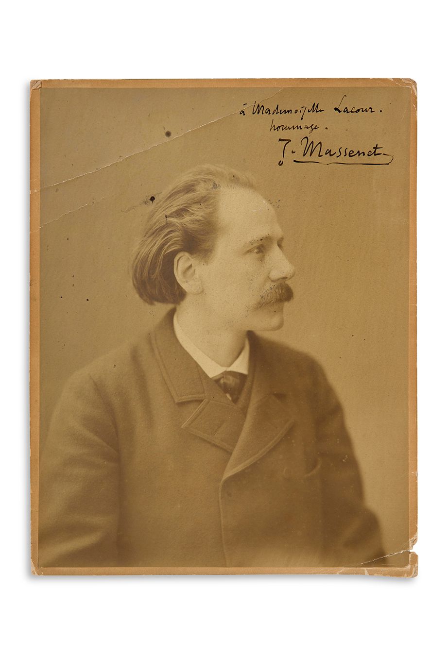MASSENET Jules (1842-1912) compositeur. 摄影作品，有署名 "J.马塞内"；约28 x 22厘米，粘贴在纸板上（折叠）。
&hellip;