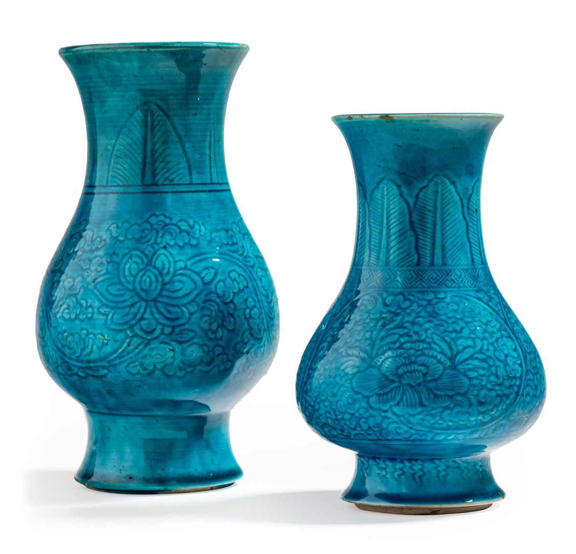 CHINE XVIIIe SIÈCLE, PÉRIODE KANGXI (1661 - 1722) 
Zwei Vasen aus türkis emailli&hellip;