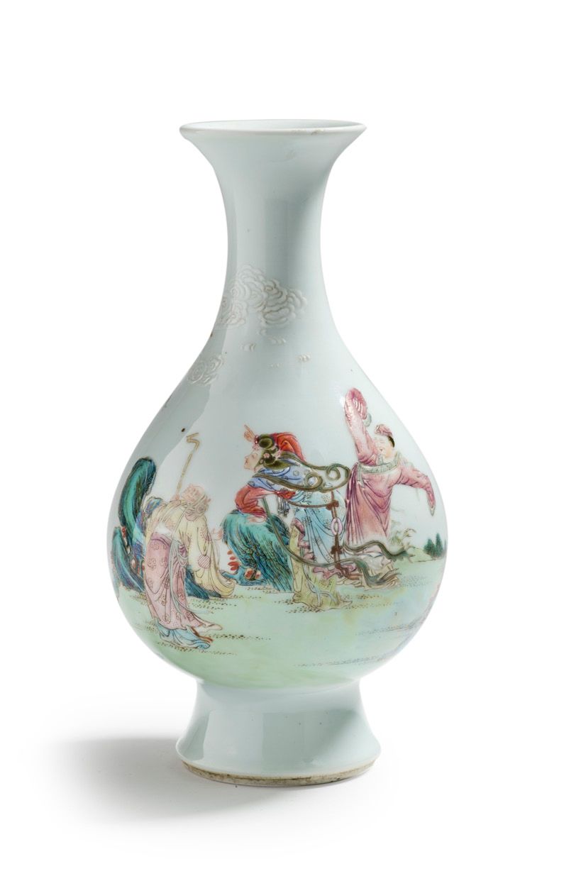CHINE PÉRIODE RÉPUBLIQUE (1912 - 1949) 
Petit vase balustre en porcelaine et éma&hellip;