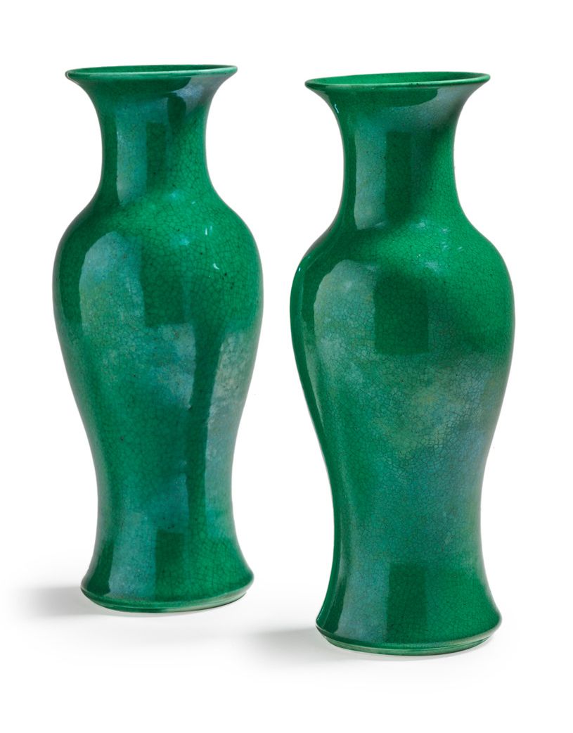 Chine XIXe siècle 
Pair of small apple green enameled porcelain baluster vases. &hellip;