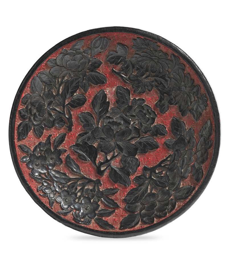CHINE première moitié du XIXe siècle 
Small circular lacquer cup, with carved de&hellip;