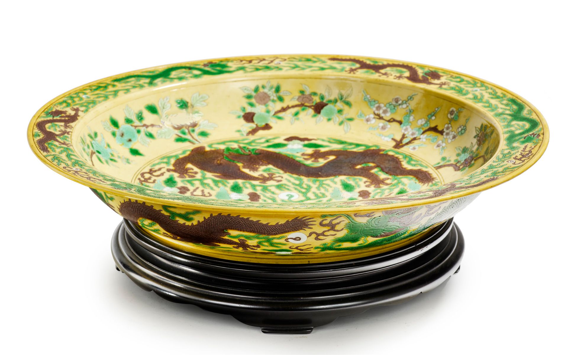 CHINE XVIIIe SIÈCLE, PÉRIODE KANGXI (1661 - 1722) 
Gran plato de porcelana esmal&hellip;