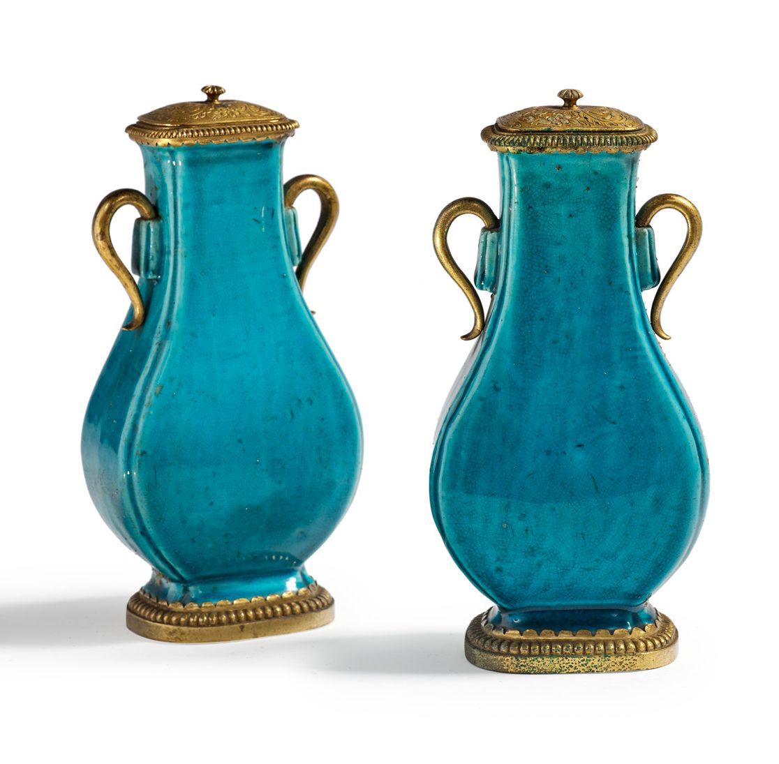 CHINE XVIIIe SIÈCLE, PÉRIODE KANGXI (1661 - 1722) 
Paire de vases piriformes en &hellip;