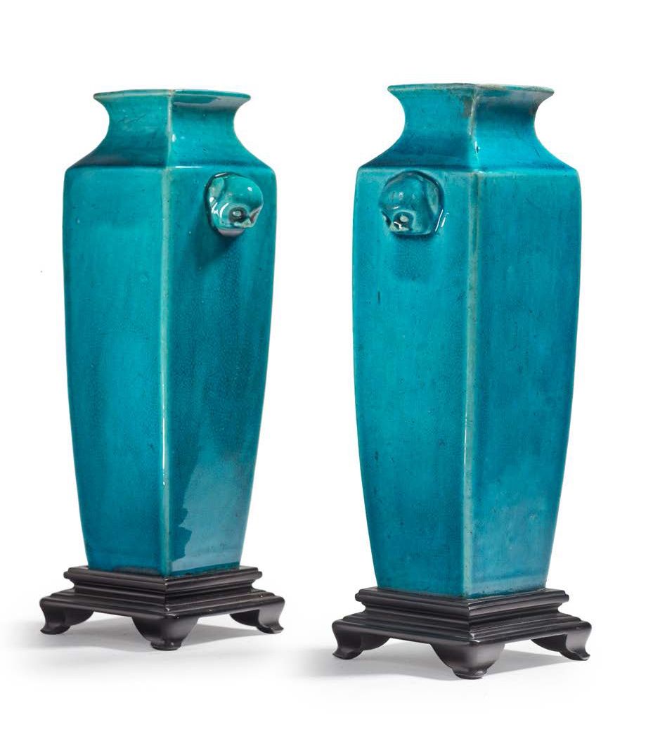 CHINE XVIIIe SIÈCLE, PÉRIODE KANGXI (1661 - 1722) 
Paire de vases balustres quad&hellip;