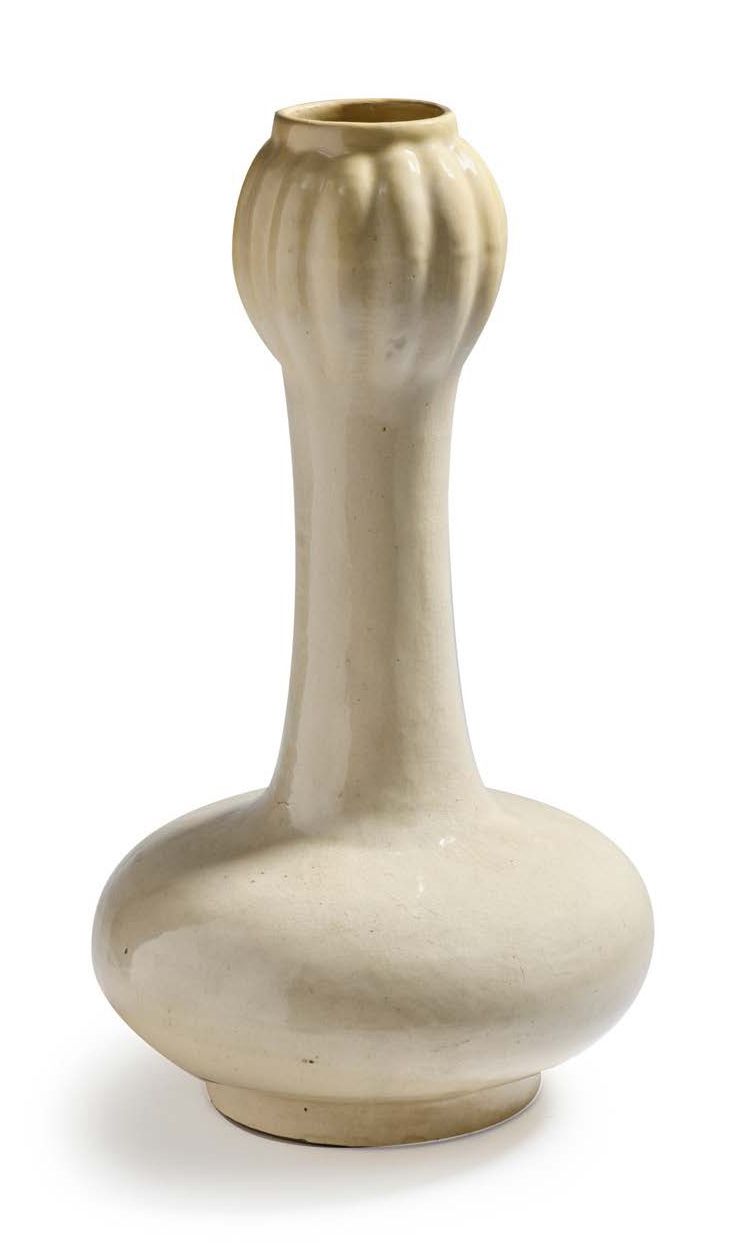 CHINE XVIIIe siècle 
A cream enameled porcelain vase with a long bulbous neck. 
&hellip;