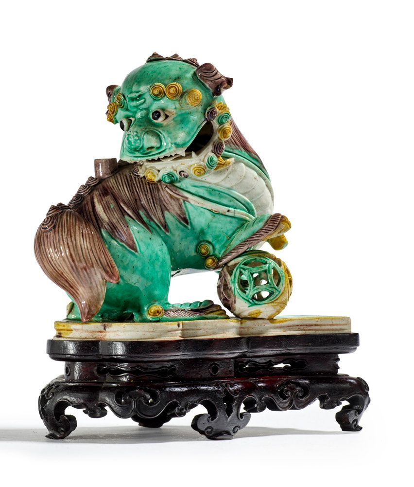 CHINE XVIIIe SIÈCLE, PÉRIODE KANGXI (1661 - 1722) 
Un leone buddista seduto su u&hellip;