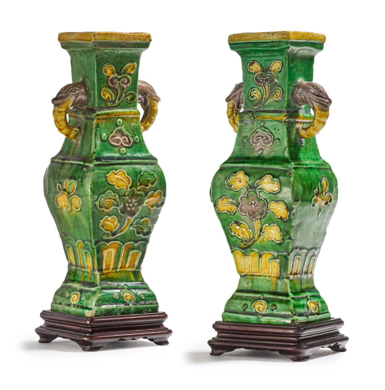 CHINE XVIIIe SIÈCLE, PÉRIODE KANGXI (1661 - 1722) 
Paire de vases balustres quad&hellip;