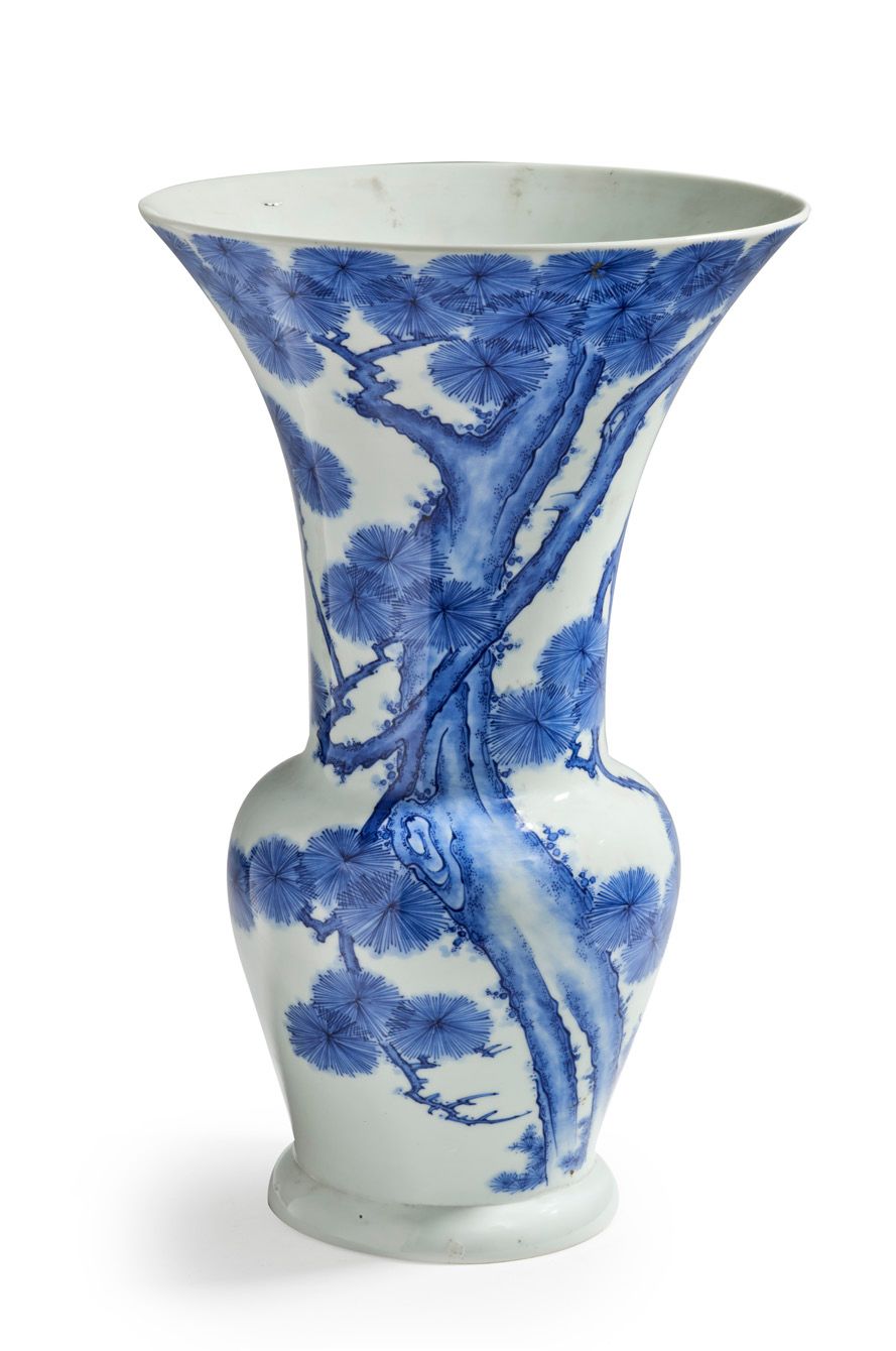 JAPON PÉRIODE MEIJI (1868 - 1912) 
Vase balustre à col pavillonné, à décor en bl&hellip;