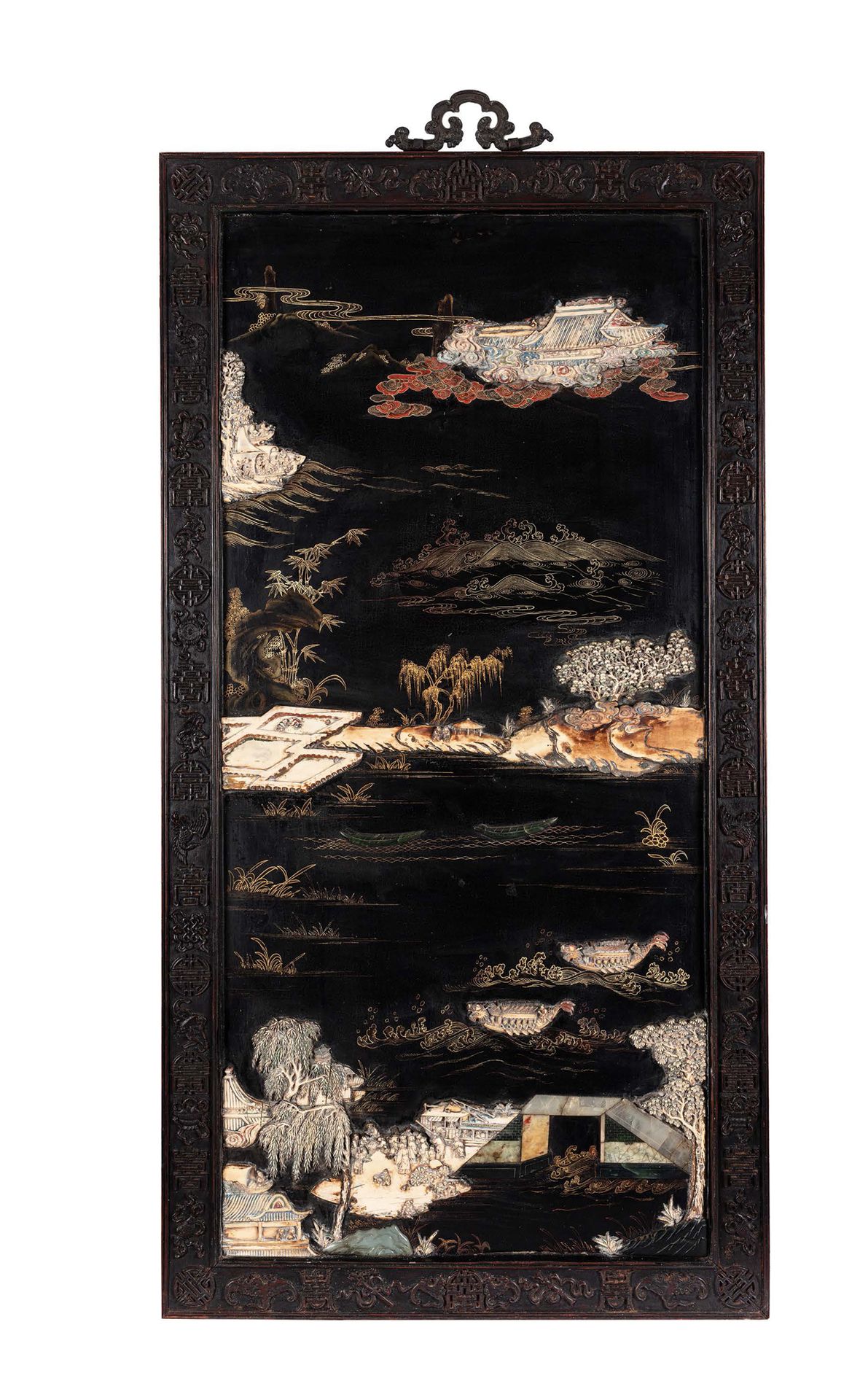 CHINE PÉRIODE QING 
Großes, mehrfarbig dunkel lackiertes Holzpaneel mit Goldreli&hellip;