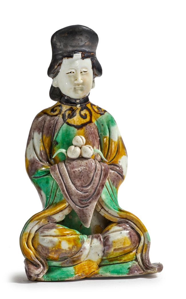 CHINE XVIIIe SIÈCLE, PÉRIODE KANGXI (1661 - 1722) 
清 康熙

三彩瓷持桃供養人像