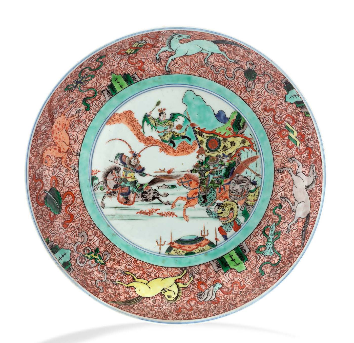 CHINE PÉRIODE KANGXI (1662 - 1722) 
Plat en porcelaine et émaux de la famille ve&hellip;