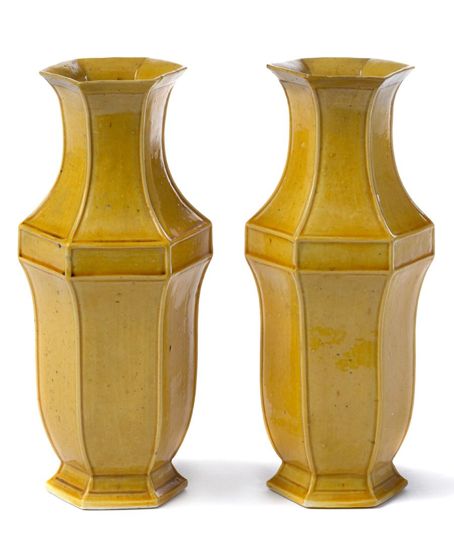 CHINE PÉRIODE KANGXI (1661 - 1722) 
Pair of hexagonal vases in yellow enameled p&hellip;