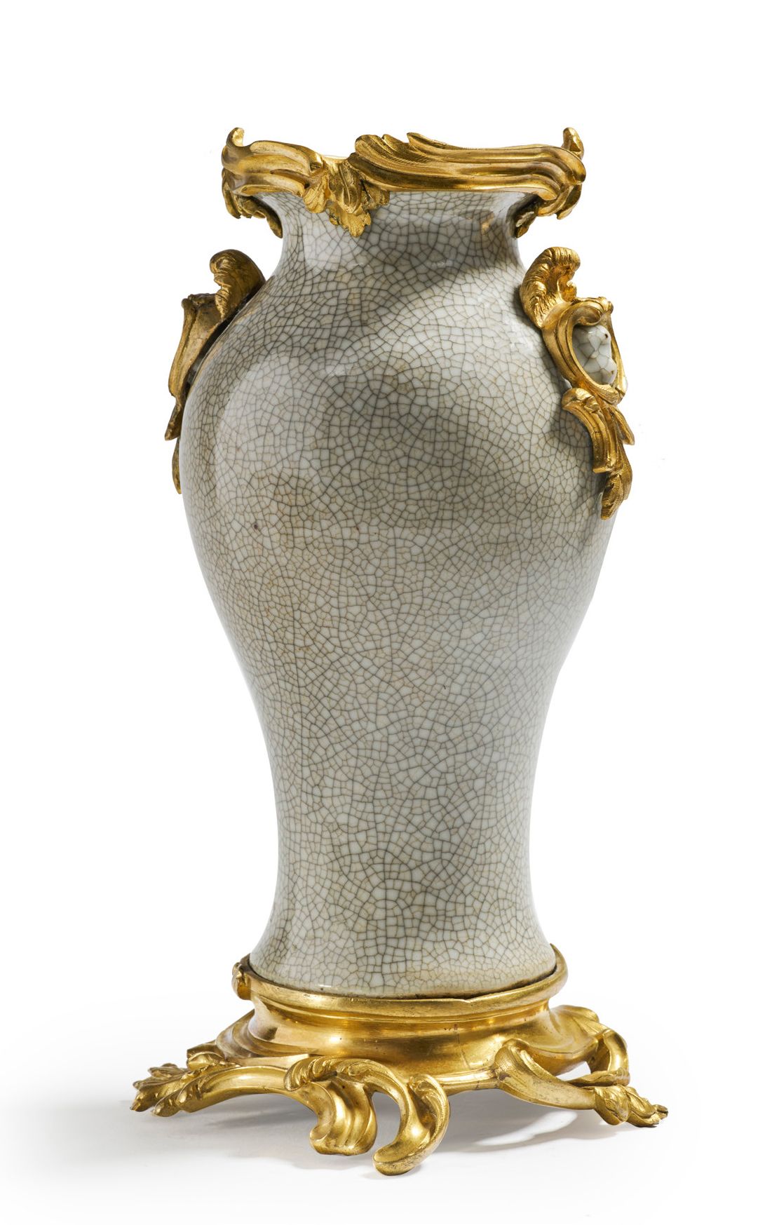 CHINE XVIIIe siècle 
Vase de forme balustre en porcelaine émaillée beige avec de&hellip;