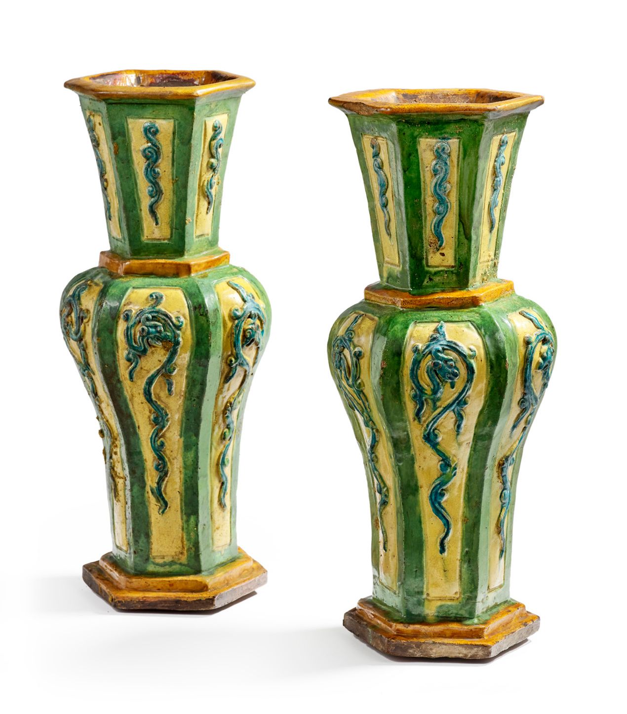 CHINE XVIIIe SIÈCLE, PÉRIODE KANGXI (1661 - 1722) 
Paire de vases en terre cuite&hellip;