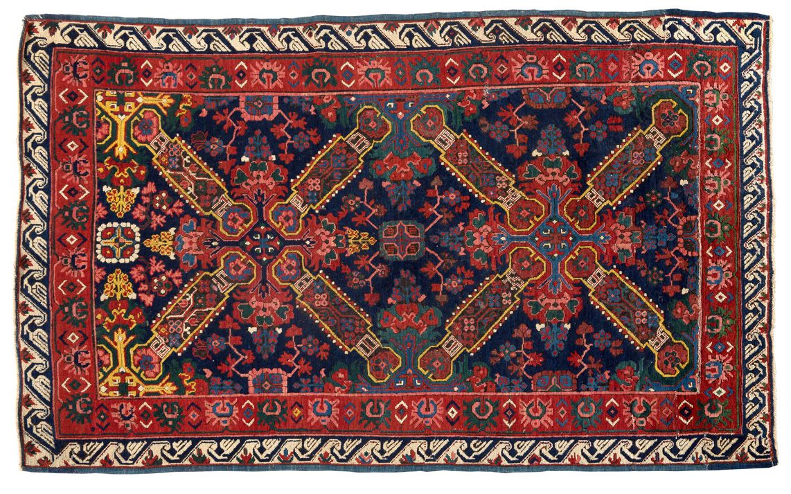 Null [RUGS]
原创和罕见的Seikhour（高加索地区）19世纪末。羊毛基础上的羊毛丝绒。有轻微的自然氧化现象。重新划线。午夜蓝色的场地上装饰着两个圣&hellip;