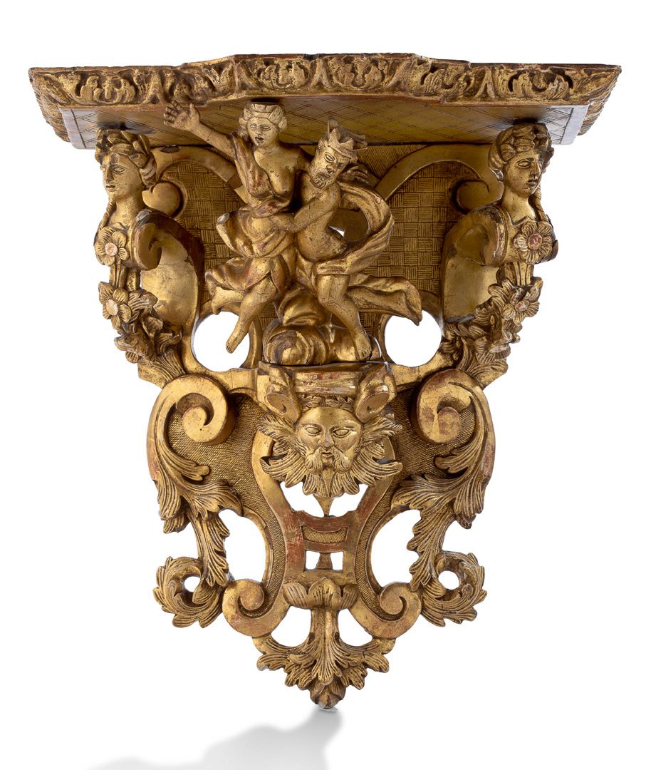 Null 一个雕刻和镀金的木制CONSOLE，上面有月桂花半身像和花环的装饰。在中央，一个面具支撑着一个代表绑架普罗赛尔宾的团体。摄政时期。
高度 : 39,1&hellip;
