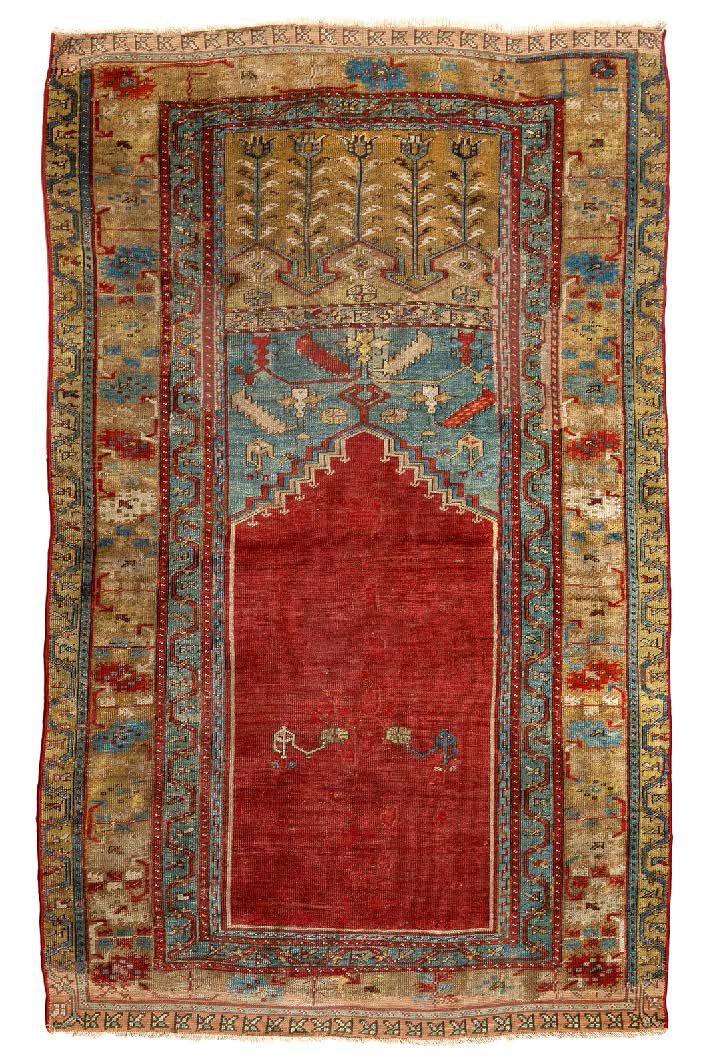 Null [RUGS]
罕见的拉迪克祈祷毯（土耳其安纳托利亚中部），来自18世纪末。羊毛基础上的羊毛丝绒。修复、自然氧化和重新编织的头部。红宝石场，有石榴裙边的&hellip;