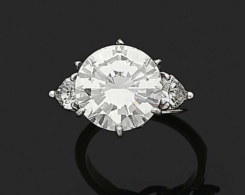 Null BAGUE « DIAMANT »
Diamant rond taille brillant et deux diamants poires
Or 1&hellip;