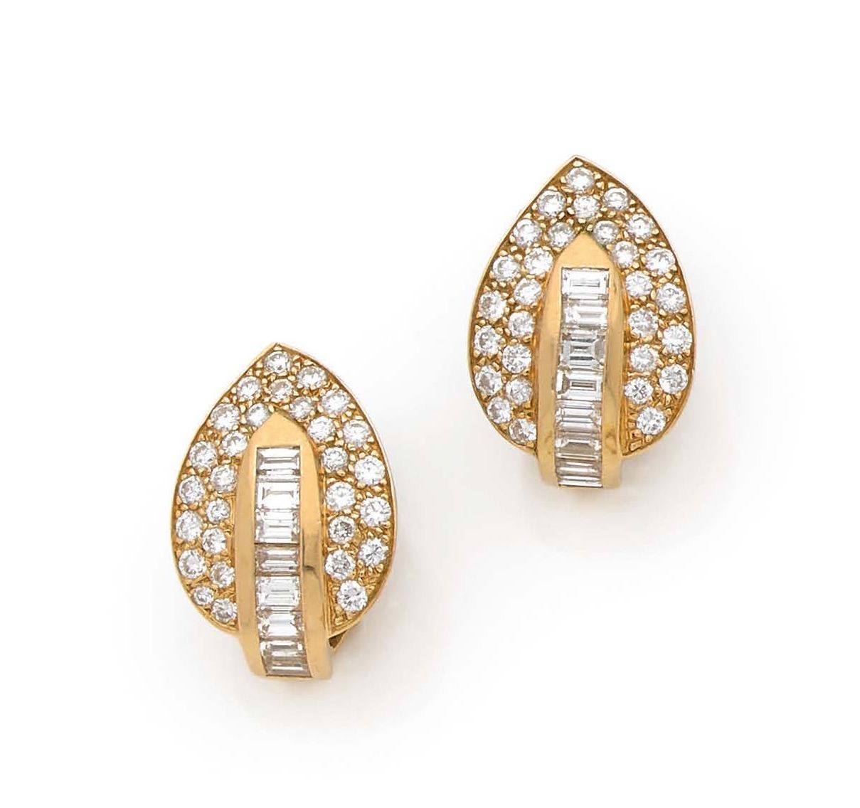 Null PAIRE DE MOTIFS D'OREILLES « FEUILLES »
Diamants tailles brillant et baguet&hellip;