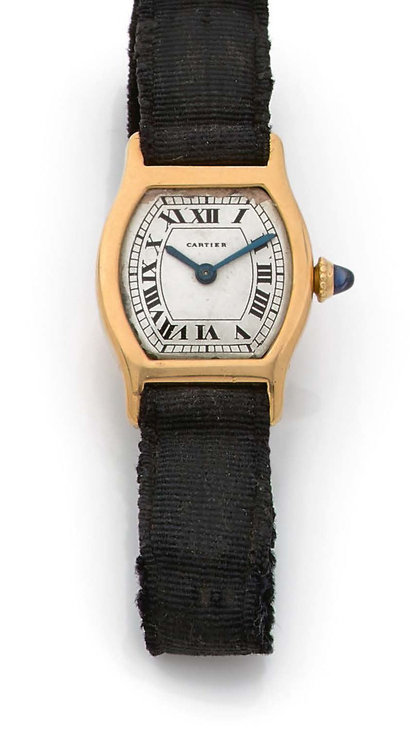 CARTIER 
"Tortue"

Montre bracelet de dame 

Boîtier tonneau en or 18k (750)

Mo&hellip;