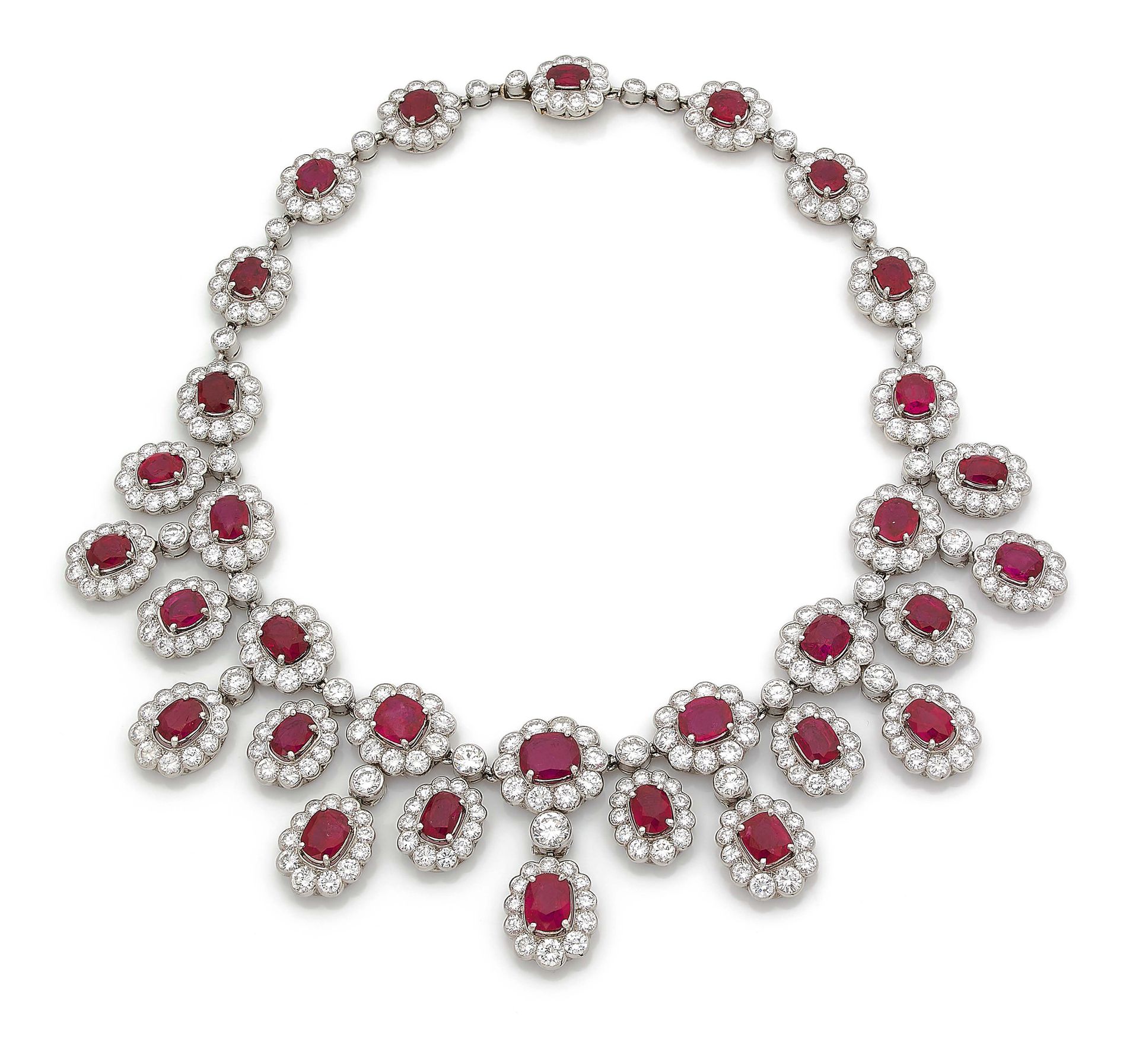 CHAUMET 
帘子 "项链

椭圆形和枕形红宝石，圆形钻石

铂金 (950)

有签名和编号的作品，约1980年

L. : 36.5 cm approx&hellip;
