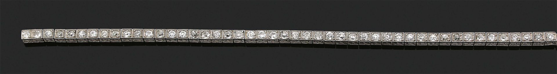 Null BRACELET « LIGNE »
Diamants taille ancienne
Platine (950)
L. : 18 cm - Pb. &hellip;