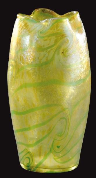LOETZ, attribué à Vase de forme irréguliére à col pincé en verre irisé vert. Ver&hellip;