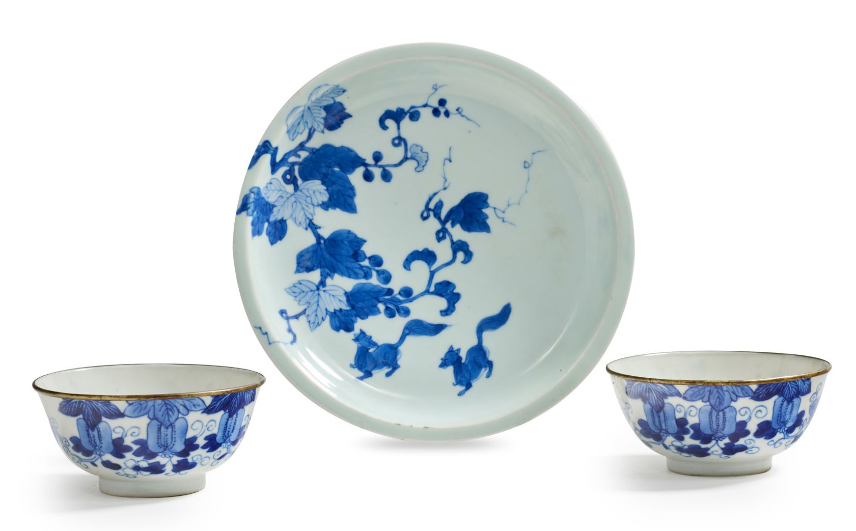 Chine pour le Vietnam XIXe siècle 
一套三件青花瓷器，包括两个装饰有coloquintes和蝴蝶的碗和一个装饰有一对toupa&hellip;