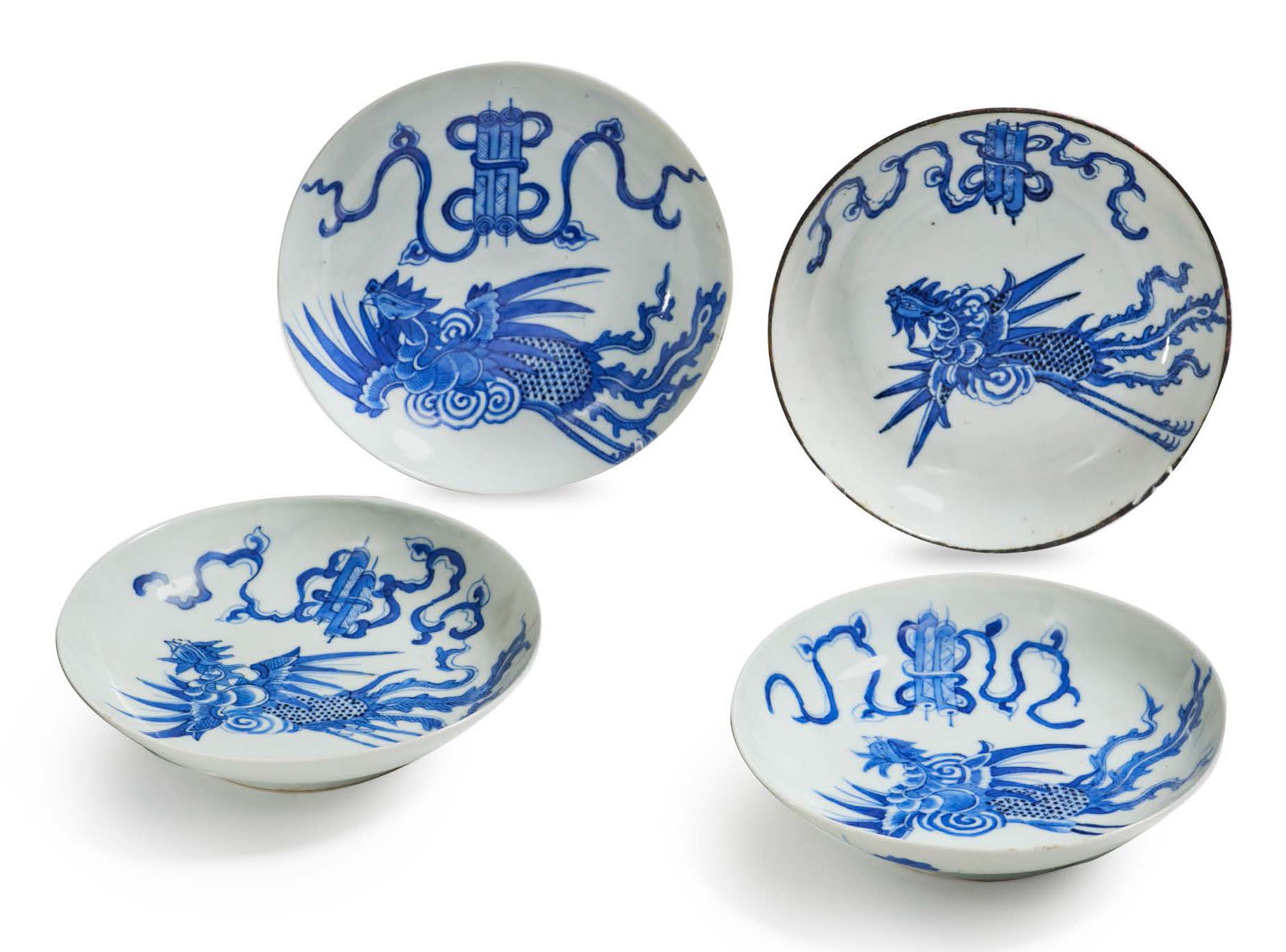 Chine pour le Vietnam XIXe siècle 
一套四个圆形的青花瓷碗，画下的凤凰用丝带连接，一个边缘用金属包围。其中一个底座上有伪装的康&hellip;