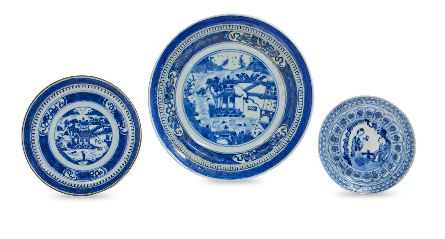 Chine pour le Vietnam XIXe siècle 
一套三个圆形的青花瓷杯，其中两个装饰有水边的亭子和佛教的徽章，第三个装饰有一对夫妇在阳台上&hellip;