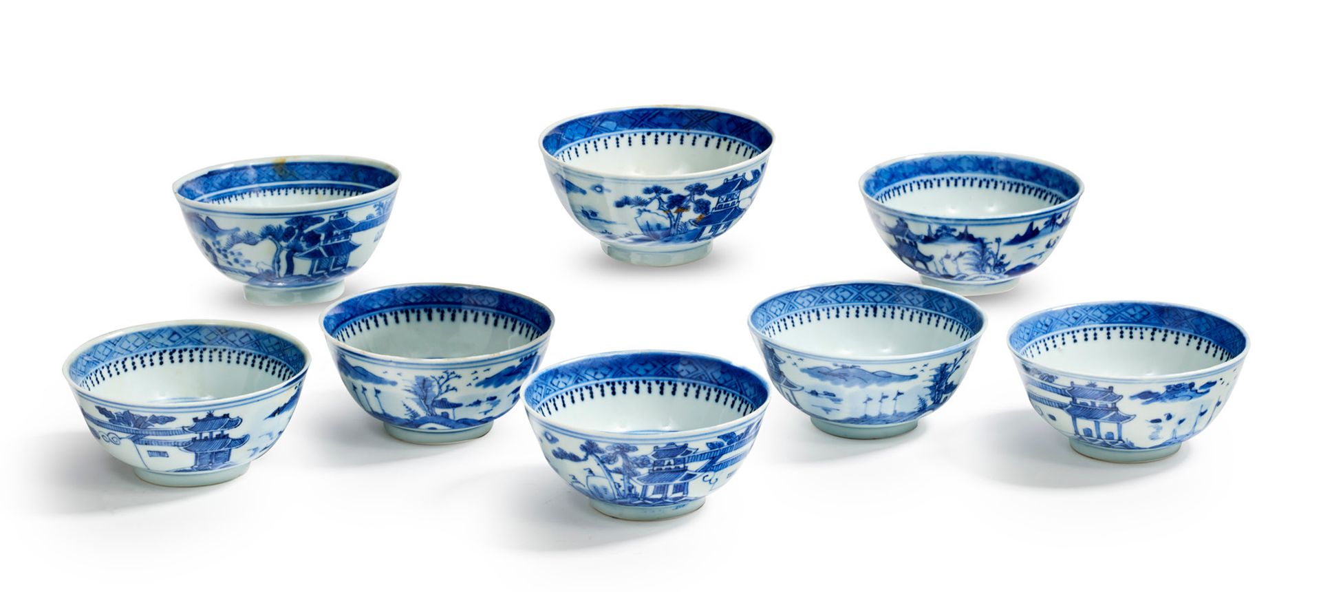 Chine pour le Vietnam XIXe siècle 
一套8个青花瓷碗，装饰有山间湖景中的堡垒和人物。 

底部有伪造的康熙款。

高4.8至4&hellip;