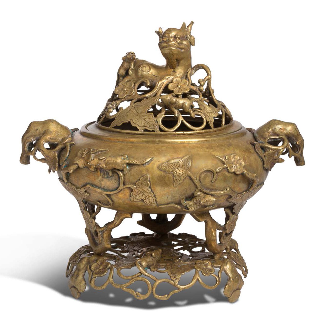Vietnam vers 1900 
Brûle-parfum tripode couvert, en bronze, la panse renflée orn&hellip;