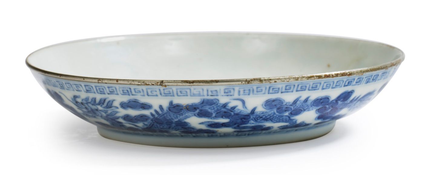 Chine pour le Vietnam XIXe siècle 
有趣的圆形青花瓷碗，装饰有两条龙在云中追逐火焰珍珠，雷文框架中的闪电，边缘用金属圈住。

&hellip;