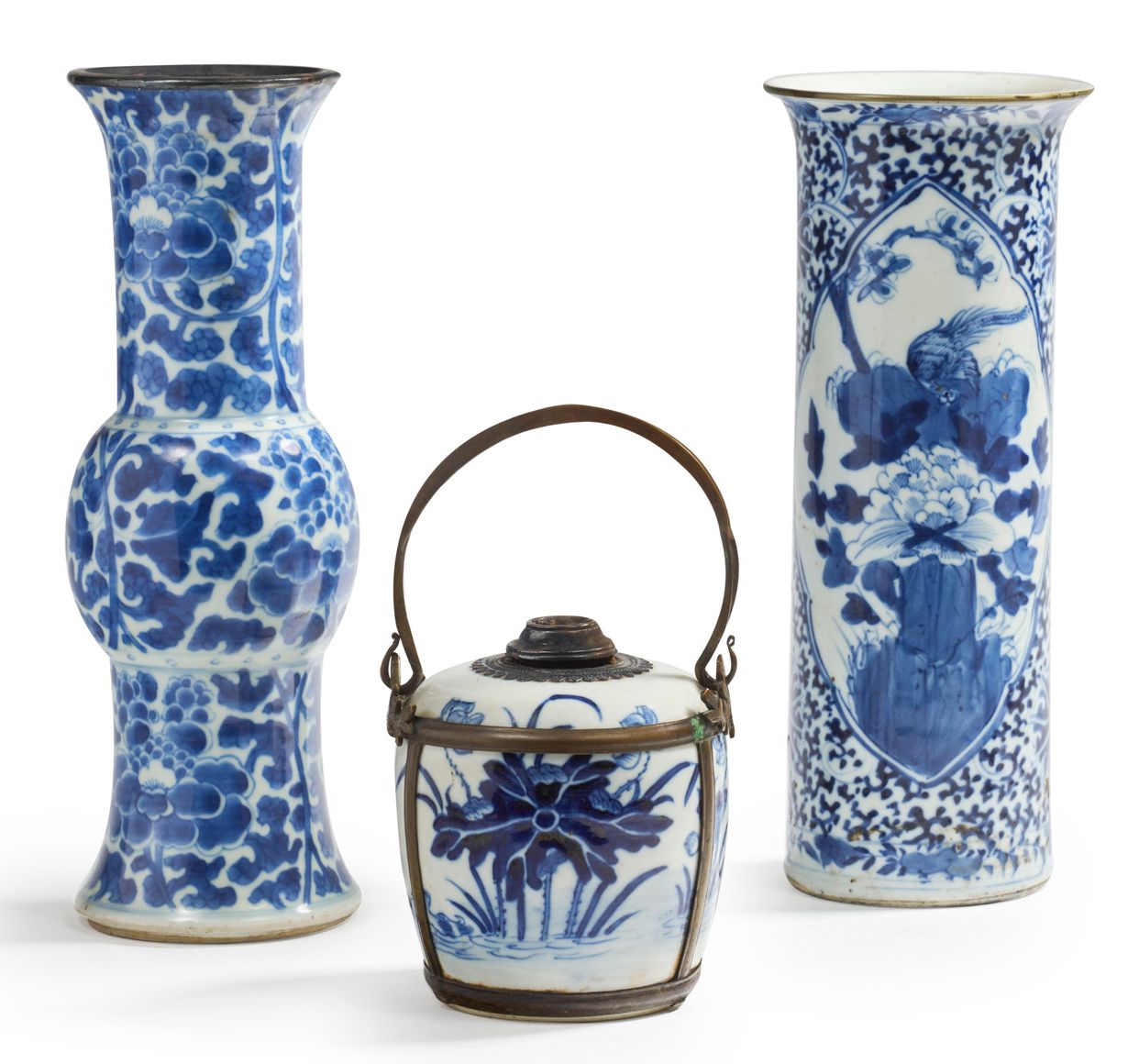 Chine pour le Vietnam XIXe siècle 
一套三件青花瓷器，包括一个装饰有书法的荷花和鸭子的水烟，一个装饰有荷花和叶子背景的牡丹鸟的&hellip;