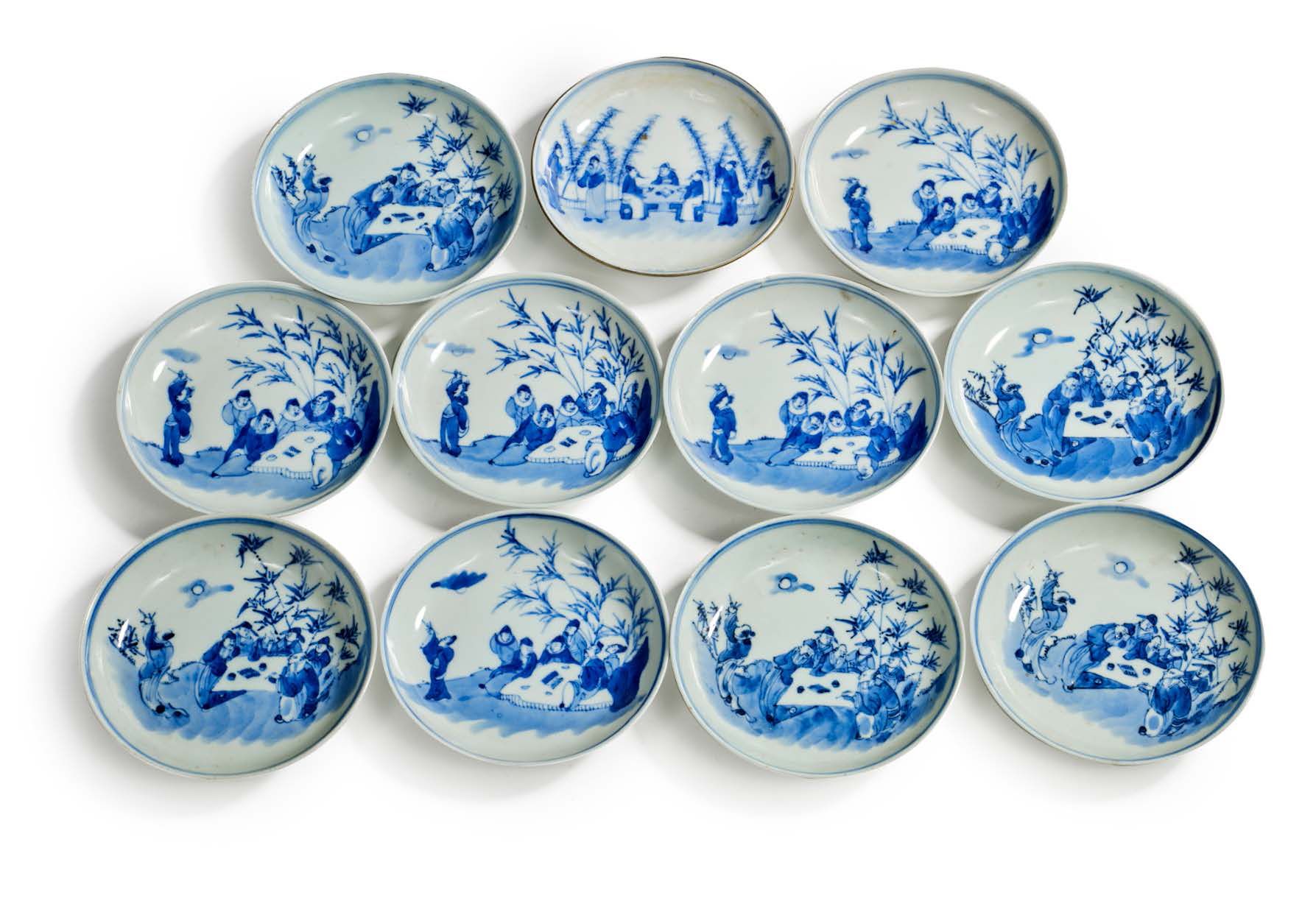 Chine pour le Vietnam XIXe siècle 
一套11个圆形青花瓷杯，装饰有竹林七贤，其中一个杯沿用金属环绕。 

有金属边的那件底部有&hellip;