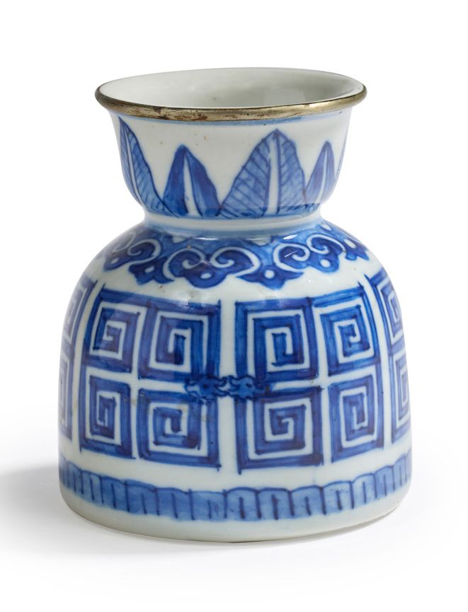 Chine pour le Vietnam XIXe siècle 
A blue-white porcelain diabolo spittoon, deco&hellip;