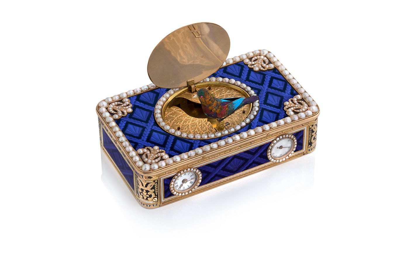 TRAVAIL SUISSE 
Eine Uhrendose mit Singvogel aus Gold, Emaille und Perlen mit Mu&hellip;