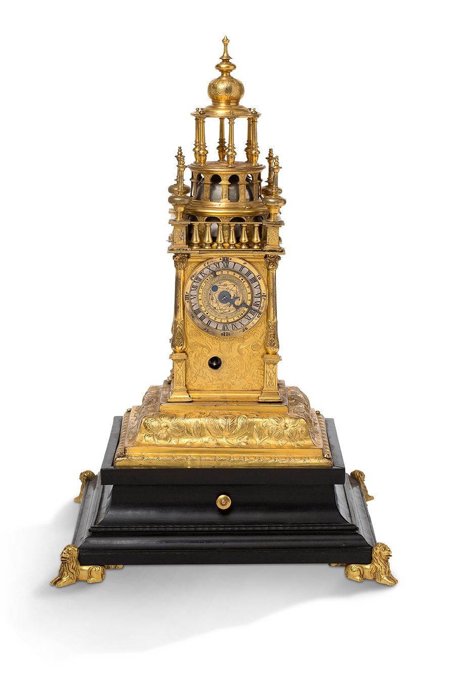 AUGSBURG, Allemagne du Sud 
被称为 "Türmchenuhr "的台钟



铜制，并在铜器上刻上鎏金，呈帐幕状。



主表盘以罗&hellip;
