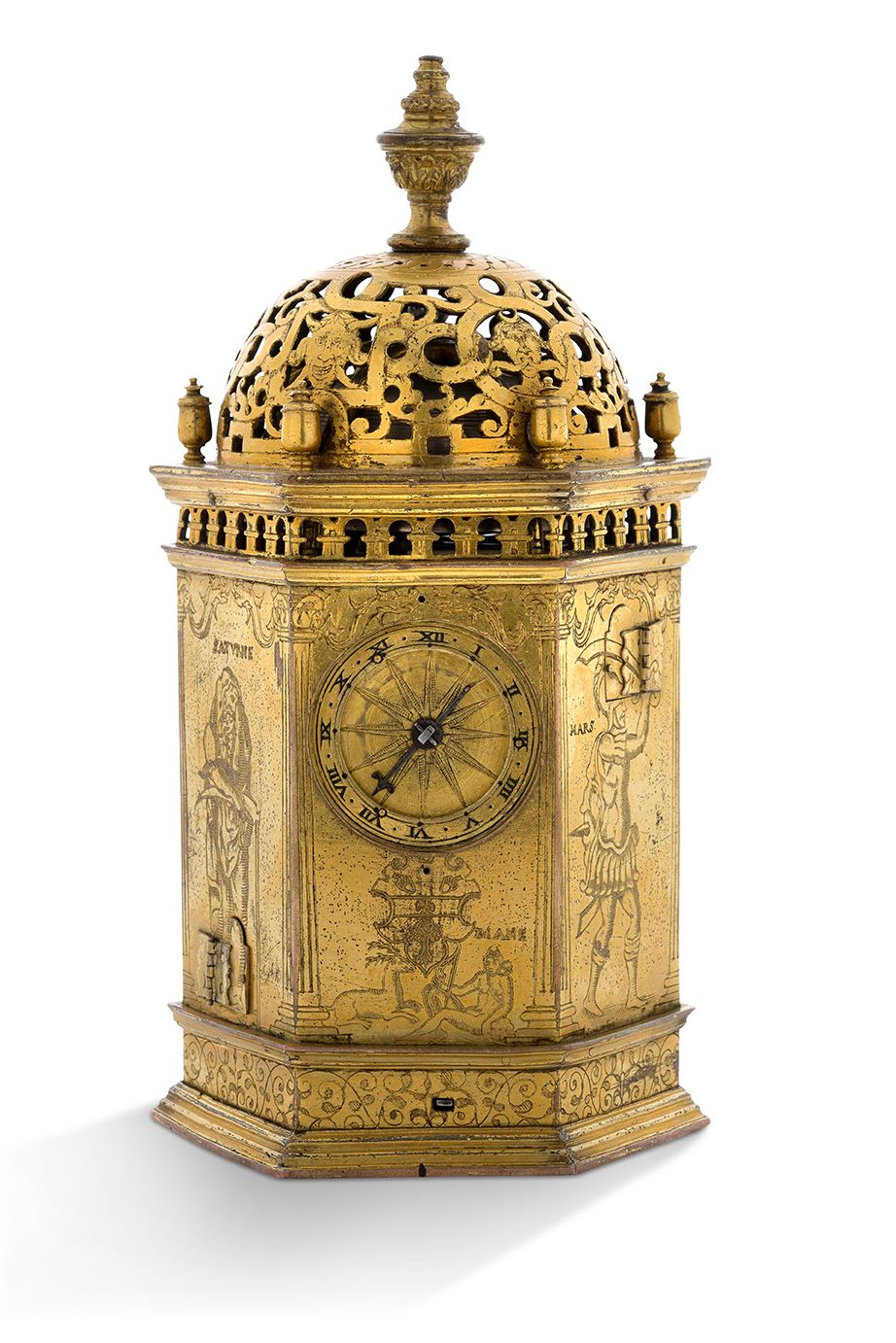 P. PLANTARD, Abbeville 
塔楼形式的台钟

鎏金铜，六边形，有一个穿孔的圆顶（用于铃铛）和雕刻的怪异面具。

在主面上，有一个圆形的表盘，&hellip;