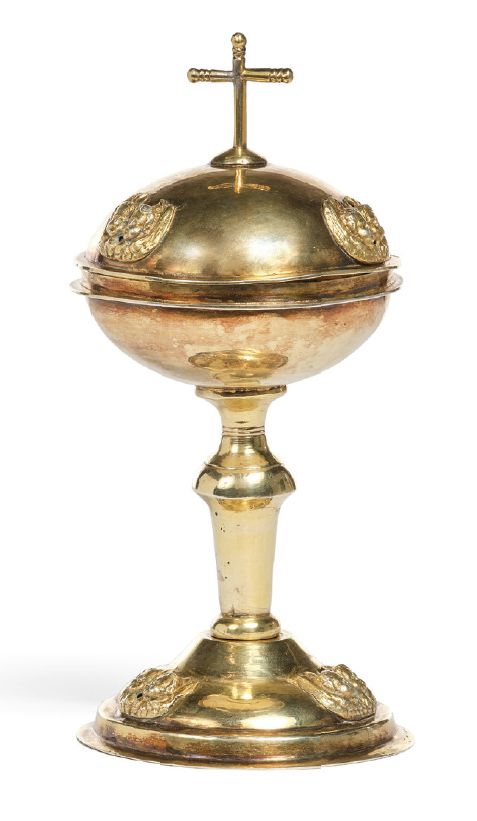 Null Gilded silver (vermeil) CIBOIRE, the lid topped by a cross and applied deco&hellip;