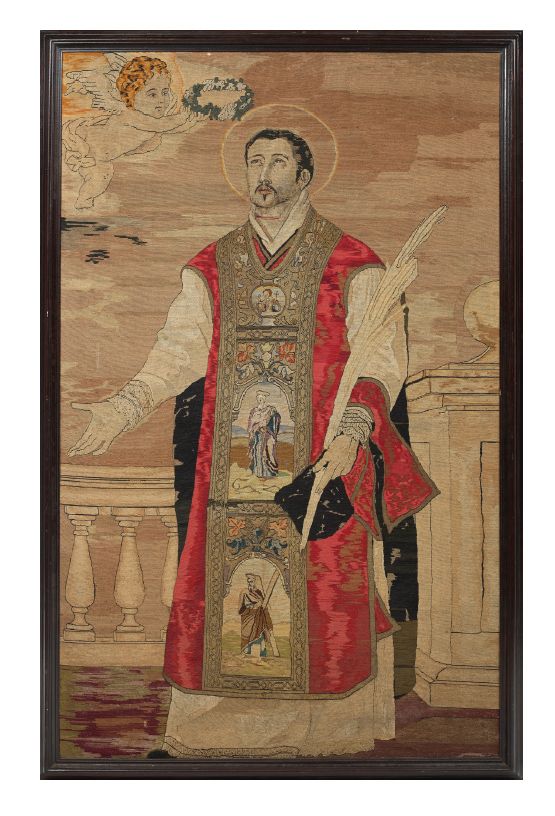 Null 细织品上的大型浮雕，表现一个神圣的殉道者，牧师，他脖子上的标记证明了他被斩首（圣瓦伦丁？他是站着的，穿着红色法衣，包括绣有两个圣徒的礼拜衣。
19世纪&hellip;