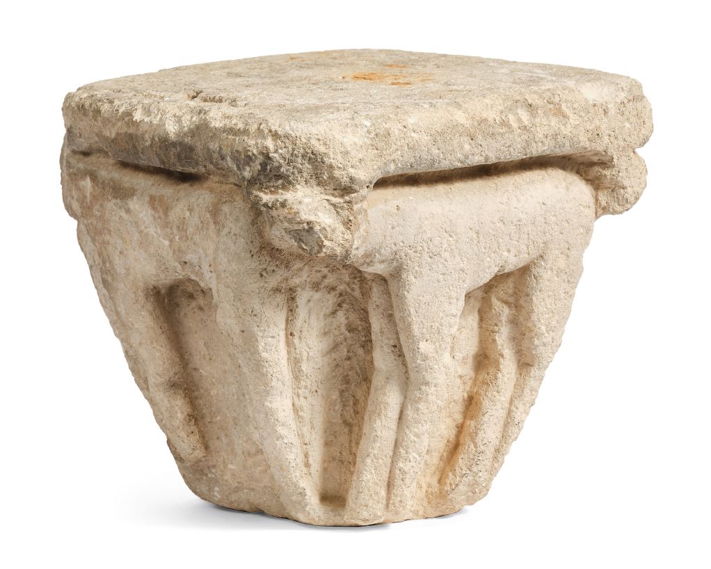 Null CHAPITEAU ROMAN en pierre calcaire sculptée sur quatre faces d'animaux à qu&hellip;