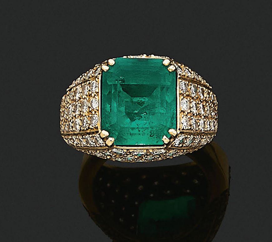 Null 石榴石戒指
长方形绿宝石，圆形钻石
18K（750）金
祖母绿的重量：约7克拉。
Td。: 49 - Pb.9.4克

绿宝石、钻石和黄金戒指
