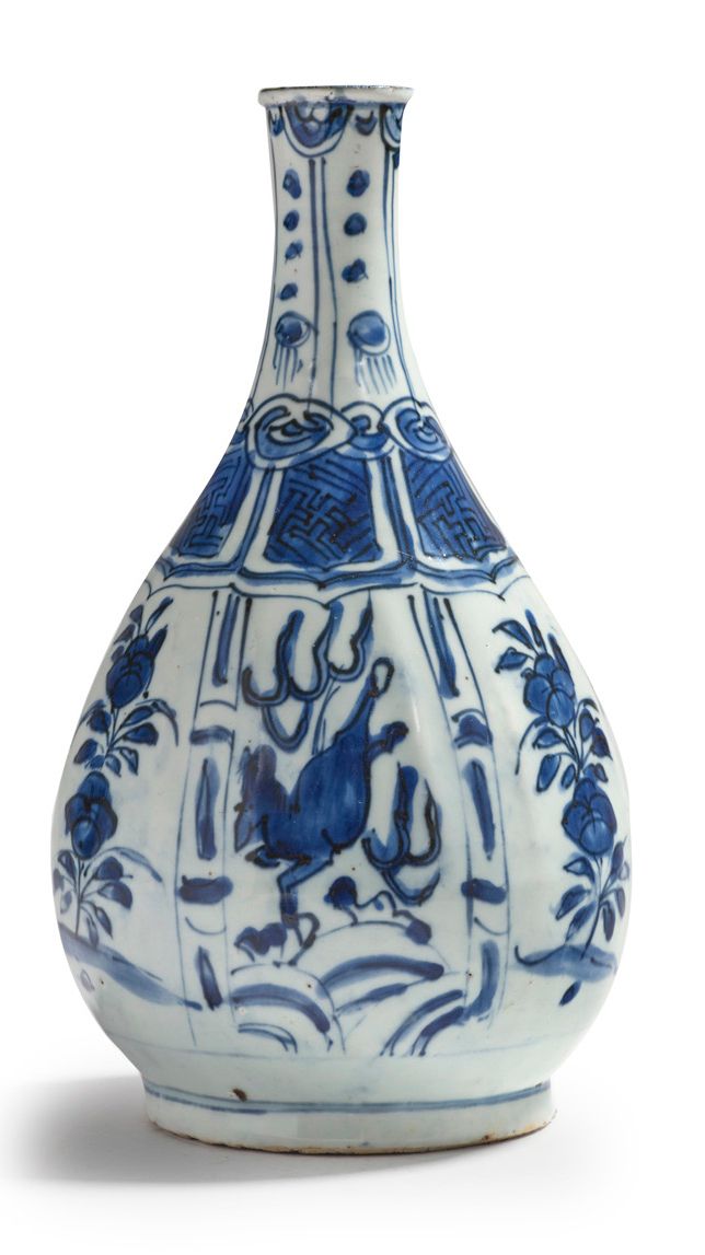 CHINE DYNASTIE MING, PÉRIODE WANLI (1573 - 1620)
Vase bouteille en porcelaine bl&hellip;