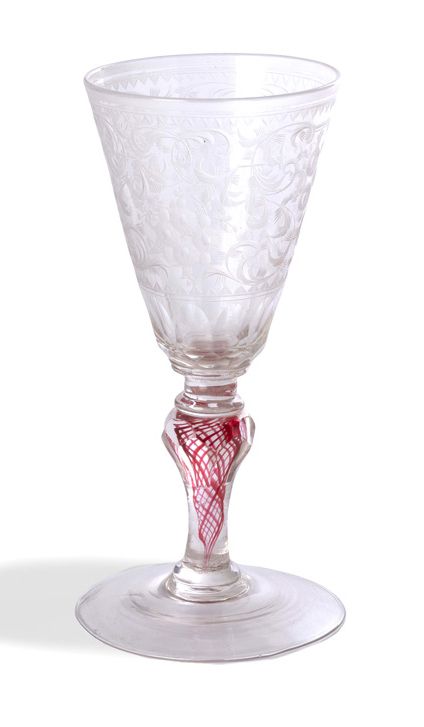 Null 玻璃POKAL杯，雕刻的杯子，用红色丝线切割的阳台腿，宽脚徽
Silesia，18世纪。
总高度：18.2厘米 - 脚部宽度：9.2厘米 -
边缘宽度&hellip;
