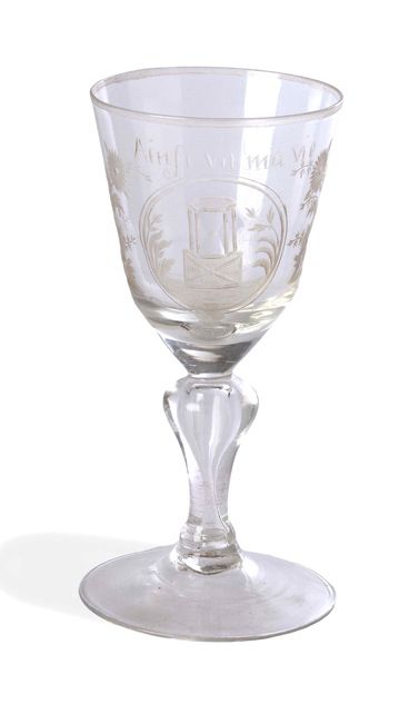 Null 一个带腿的 "VANITY "玻璃杯，截顶的碗上刻着一个沙漏轮，在花环的框架下有一个圆形的卡口，上面刻着 "Ainsi va ma vie"。
腿上冒&hellip;